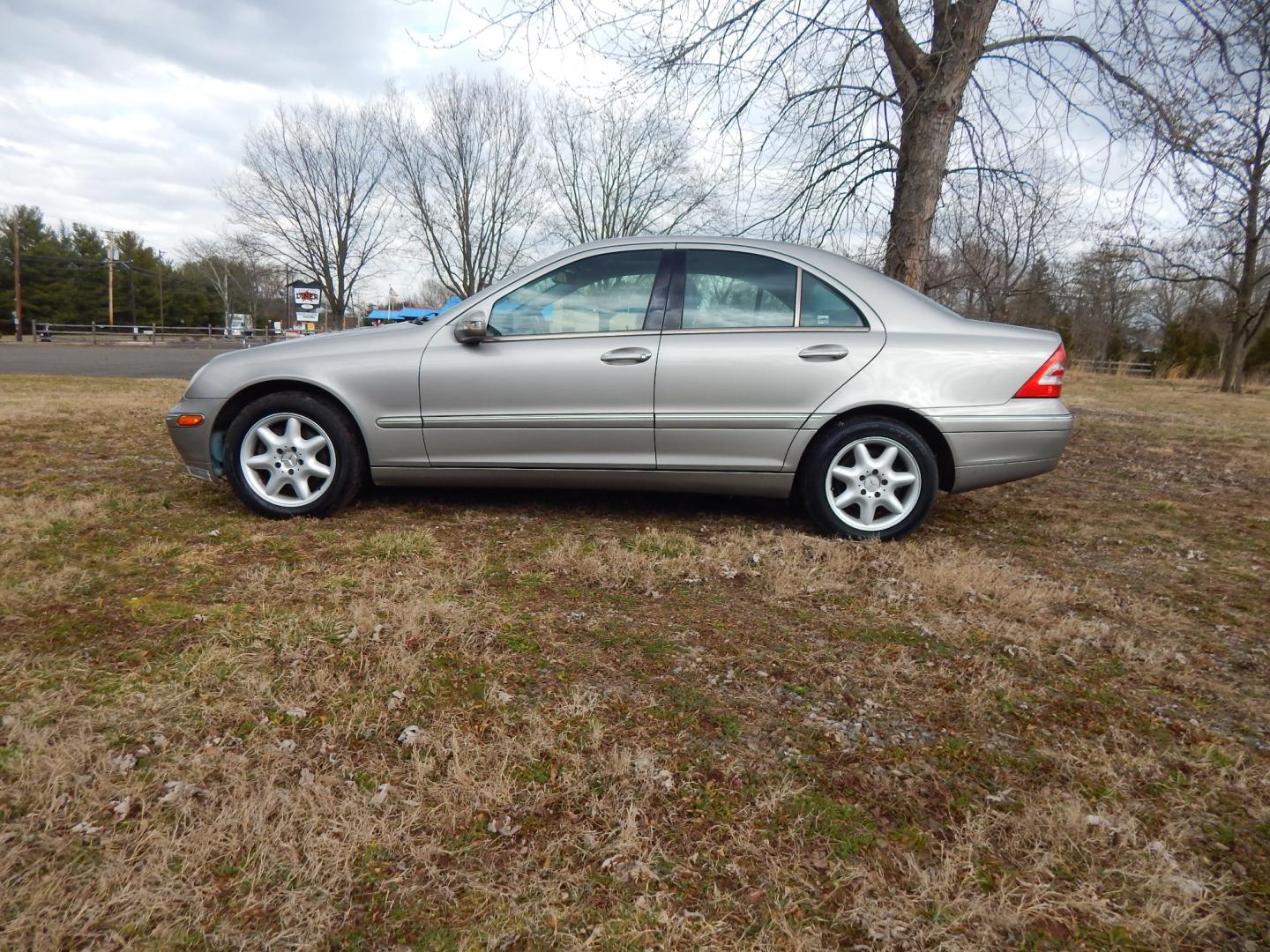 2003 Gold /Black Leather Mercedes-Benz C-Class C240 sedan (WDBRF81J03F) with an 2.6L V6 SOHC 18V engine, Automatic transmission, located at 6528 Lower York Road, New Hope, PA, 18938, (215) 862-9555, 40.358707, -74.977882 - Photo#7